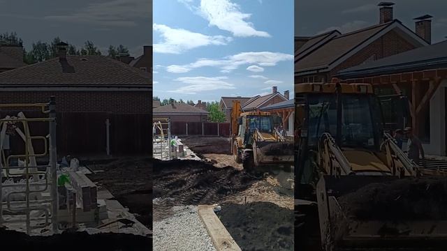 Укладка и уплотнение чернозема. Начало монтажа террасной доски из лиственницы.
