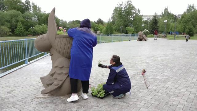 Для высадки цветов в новые вазоны в Преображенском парке тёплой погоды агрономы ждать не стали