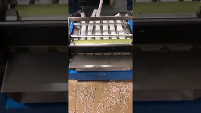 Fast speed rubber tube rubber band cutting machine