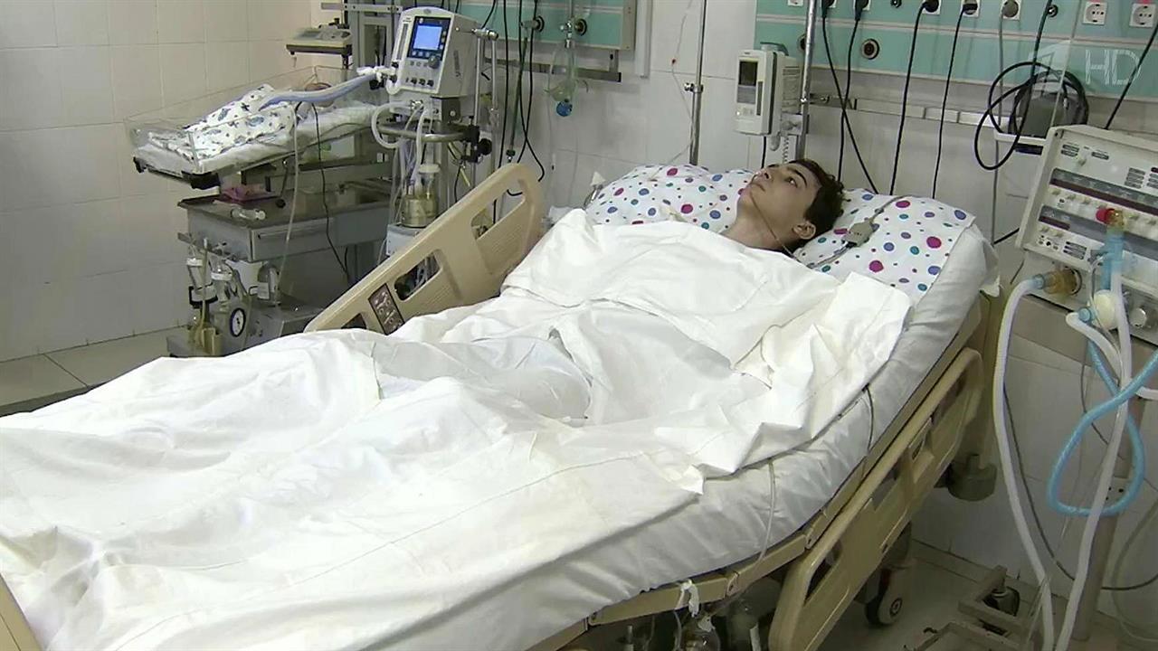 В Дагестане мужчина из окна открыл огонь по школьн...орый с крыши гаража пытался забраться на дерево