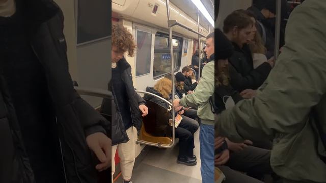 Случай в метро 🤯жесть просто ✨🤯 я в афиге ,зачем он так#рек #соц #метро #пранк #мило #рекомендации смотреть онлайн
