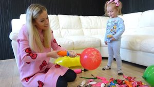 Gaby Alex and Mommy playing with Balloons