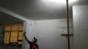 Нанесение шпаклевки безвоздушным распылением. Application of putty by airless spray