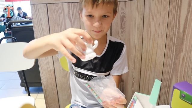 Мама ЗАПРЕТИЛА Вредную еду из Макдональдса! Тима обхитрил! Мама в шоке!