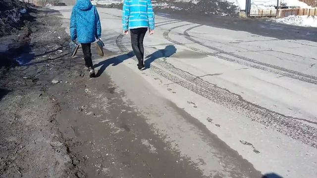 Ходим по дороге мокрыми ногами? смотреть онлайн