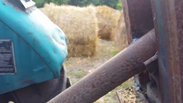 Самодельная пика для погрузки рулонов на навеску трактора смотреть онлайн