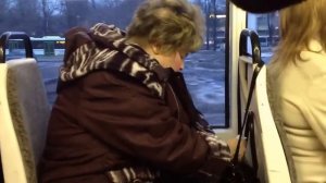 Бабка ссыт в арке