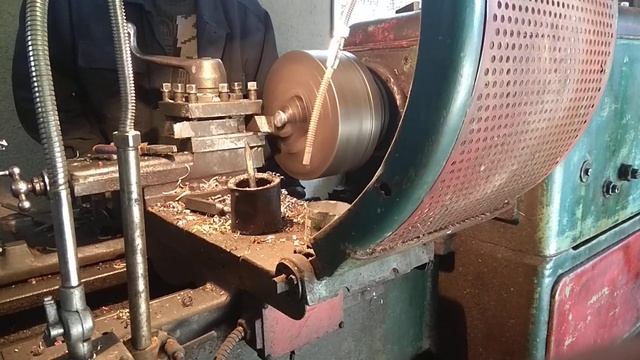 Работа токарного станка 