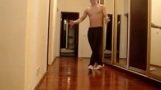 Красиво танцует! смотреть онлайн