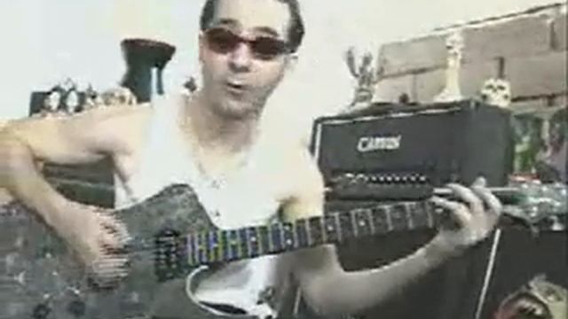 Daron Malakian plays on his Ibanez Ice Man. смотреть онлайн