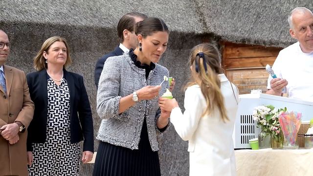 Princess Estelle of Sweden eating ice cream and exploring the nature смотреть онлайн