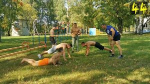 Дикий Лось устроил дедовщину на спортплощадке: кто выживет?