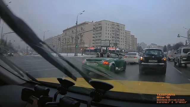 Вид на город из окна такси. Человек без крыши, кабриолет без головы или миник-менингит? смотреть онлайн