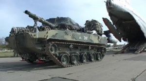 Погрузка БМД-4М на самолеты Ил-76 для десантирования в ходе активной фазы СКШУ «Кавказ-2020»