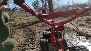 Мотоблок Агат на гусеницах. По бездорожью с телегой дров застрял 2 раза но довез.