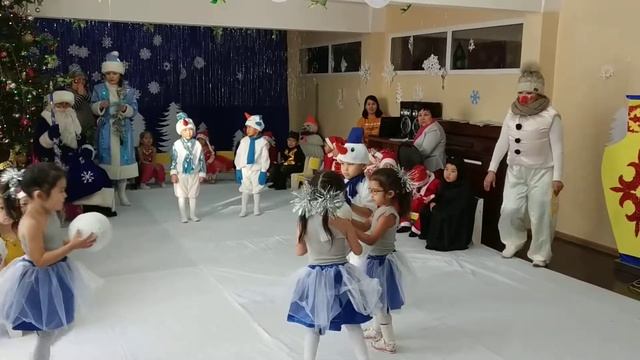 Танец ☃️ снеговиков смотреть онлайн