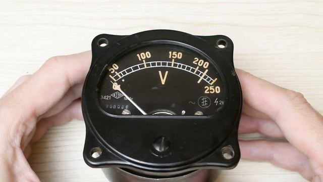 Радиоактивный вольтметр с радиевой шкалой