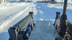 Два МТЗ чистят снег.Деревню замело.