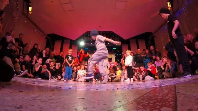 Battle Kids 4 Космос vs Король Артур vs Zames смотреть онлайн