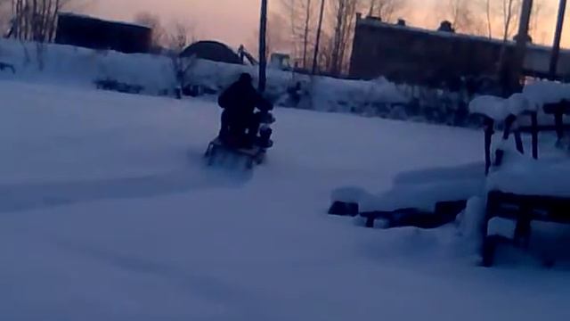 Папа за рулем снегохода. смотреть онлайн