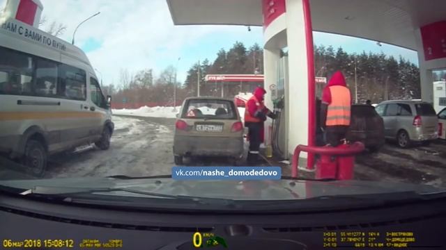 Сотрудники заправки Лукойл в Домодедово наливают себе бензин смотреть онлайн