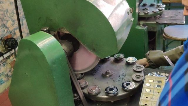 Шлифовка задних крышек часов - Завод Луч смотреть онлайн