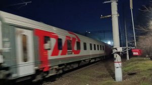 ЭП1П-026 с фирменным поездом Кисловодск—Адлер и вагонами габарита RIC