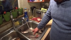 Разделка сига на копчение . Свеже-пойманный жаренный сиг .