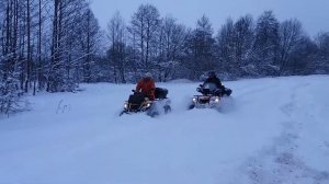 Квадроциклы     по снегу глубиной полметра.