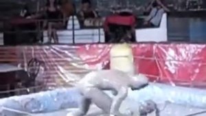 Женские бои в грязи a great spectacle! you can watch forever