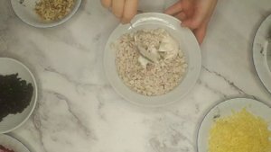 Очень оригинальны и вкусный салат. Курица, свекла, чернослив, сыр.