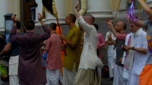 Хари Кришна у храма  в Санкт-Петербурге .