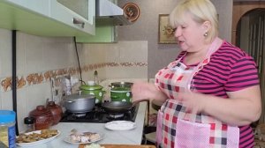 Приготовила баклажаны. Перцы нафаршировала. Борщ красный. Рыба жареная. Картофельное пюре и компот.