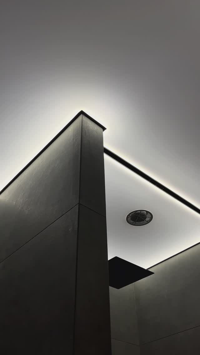 «СВЕТОВАННА» с черным микроплинтусом карнизом SLOTT motion и магнитной решеткой