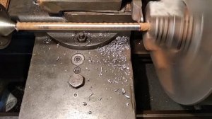 Точим гвозди из арматуры для забивания в скалу.