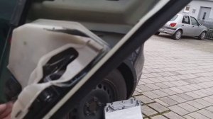 Фольксваген Гольф 5. Снимаем дверной замок.