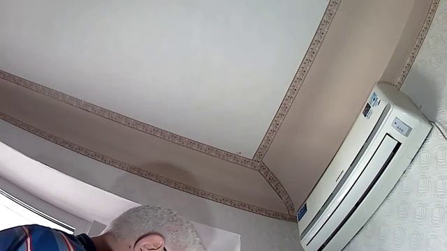 Монтаж потолочного карниза. Углы вверху овальные. Mounting the ceiling cornice.