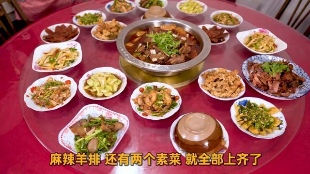【超小厨】家里装修，买一大扇羊排做拿手好菜招待，大口吃肉大口喝酒真过瘾！