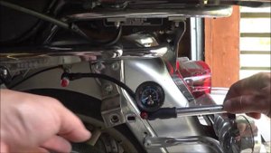 33.100 Harley-Davidson Как накачать заднюю  пневмоподвеску.