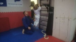 Как научиться подтягиваться на перекладине с помощью резинок, если вообще не умеешь?