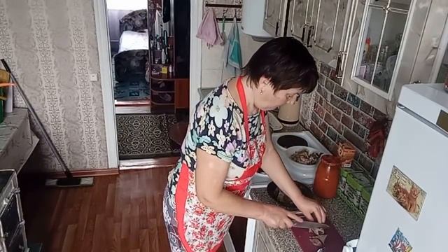 Пеку булочки// Сварила рассольник//
