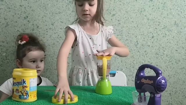 ГОТОВИМ ВКУСНЫЙ КОКТЕЙЛЬ//Vasilisa Star Kids смотреть онлайн