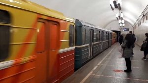 Поезд Синергия-1 на станции метро Курская Кольцевой линии