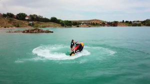 Красивый танец гидроцикла на воде .Гидроцикл Spark Trixx. Красивая девушка на гидроцикле.