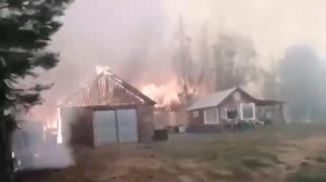 Лесной пожар перекинулся на жилые дома в якутском селе Арылах