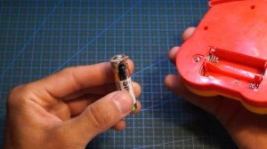 Почему нужно убирать старые батарейки из пультов и игрушек, потекла, окислилась батарейка