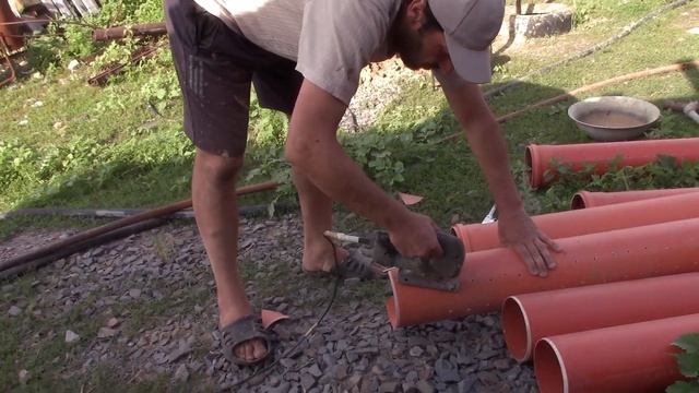 Бурение скважины вручную. Drilling a well by hand.