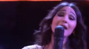 Таджичка поет на 5 языков! Очень красива даже!