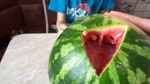 Большой арбуз. Арбузный сок. Коктейль из арбуза.