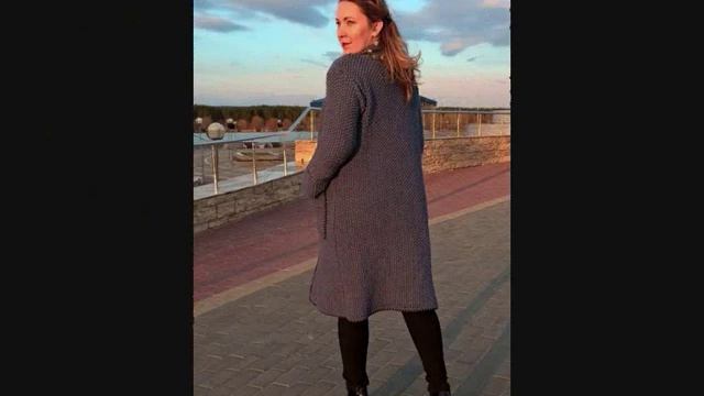 Пальто женское вязаное. Стильное пальто. Связанное спицами пальто.